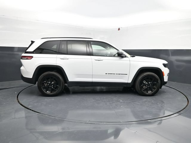 Used 2025 Jeep Grand Cherokee Altitude AWD/4WD image 11