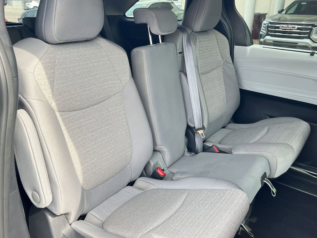Used 2025 Toyota Sienna LE FWD image 30