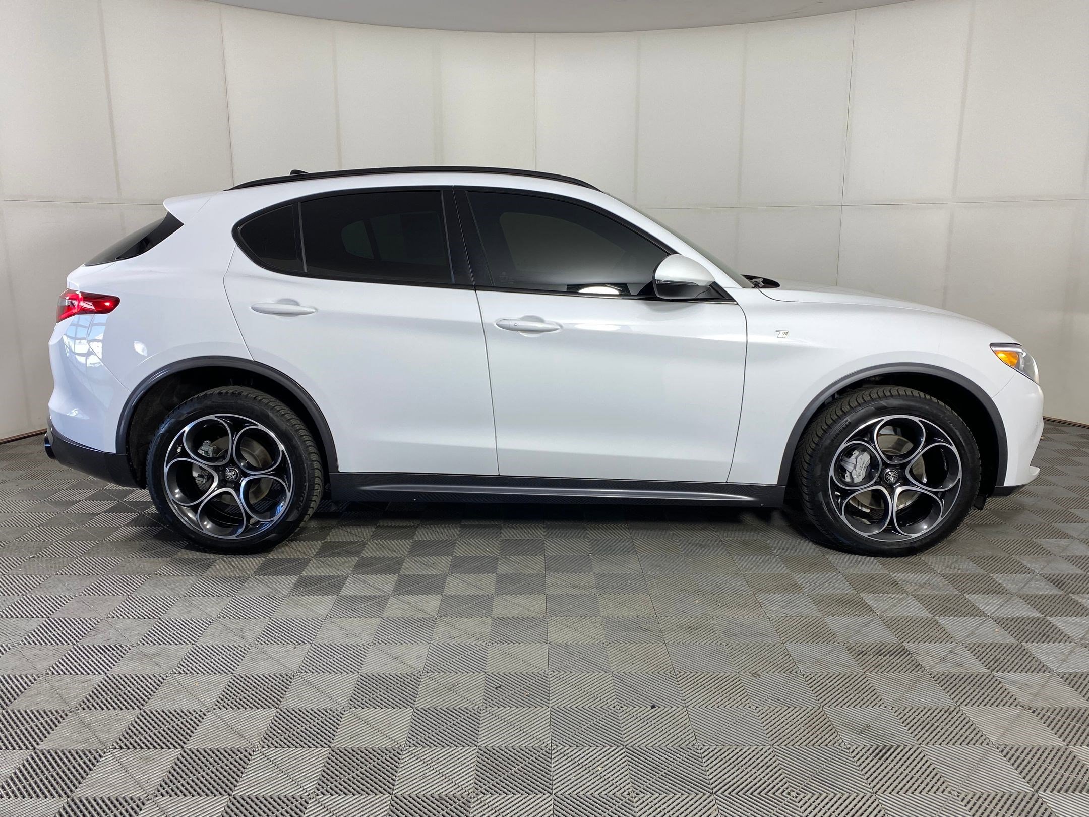 Used 2023 Alfa Romeo Stelvio Ti image 8