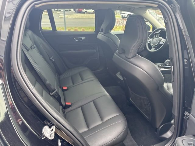 Used 2025 Volvo V60 B5 Cross Country Plus image 12