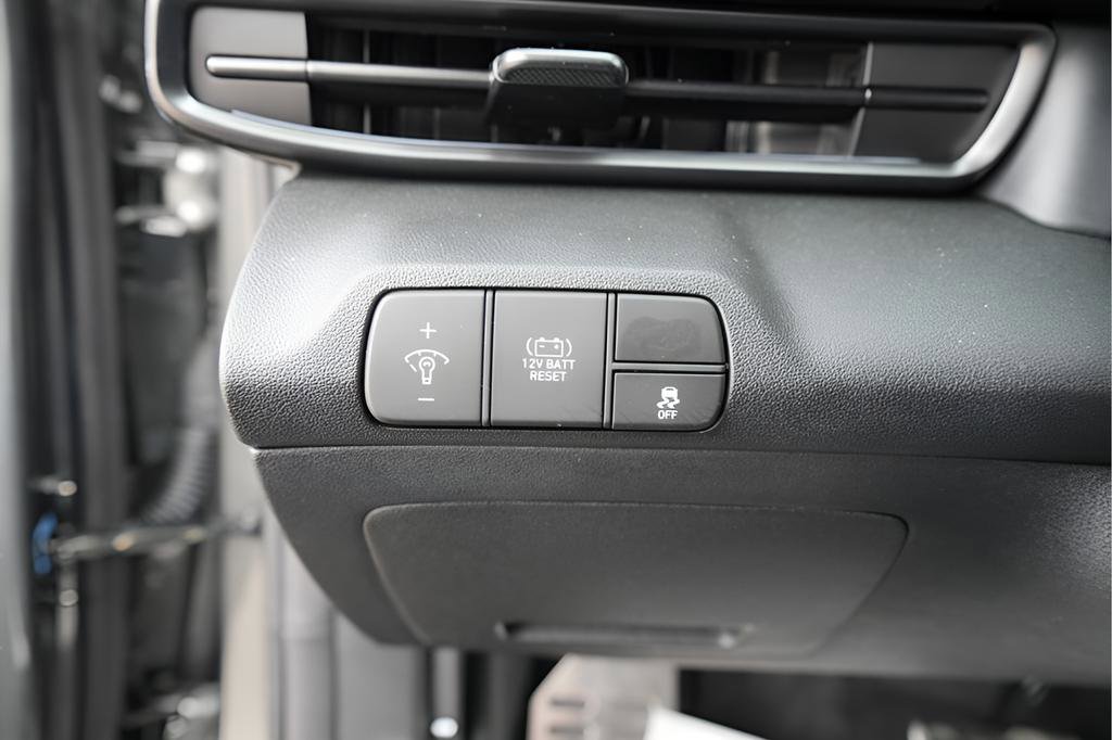 Certified 2025 Hyundai Elantra SEL FWD image 25