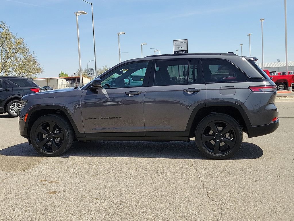 Used 2023 Jeep Grand Cherokee Altitude AWD/4WD image 6