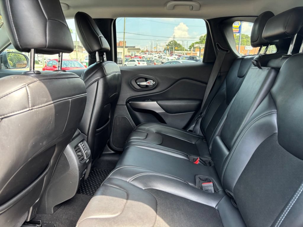 Used 2019 Jeep Cherokee Latitude Plus w/ Cold Weather Group AWD/4WD image 15
