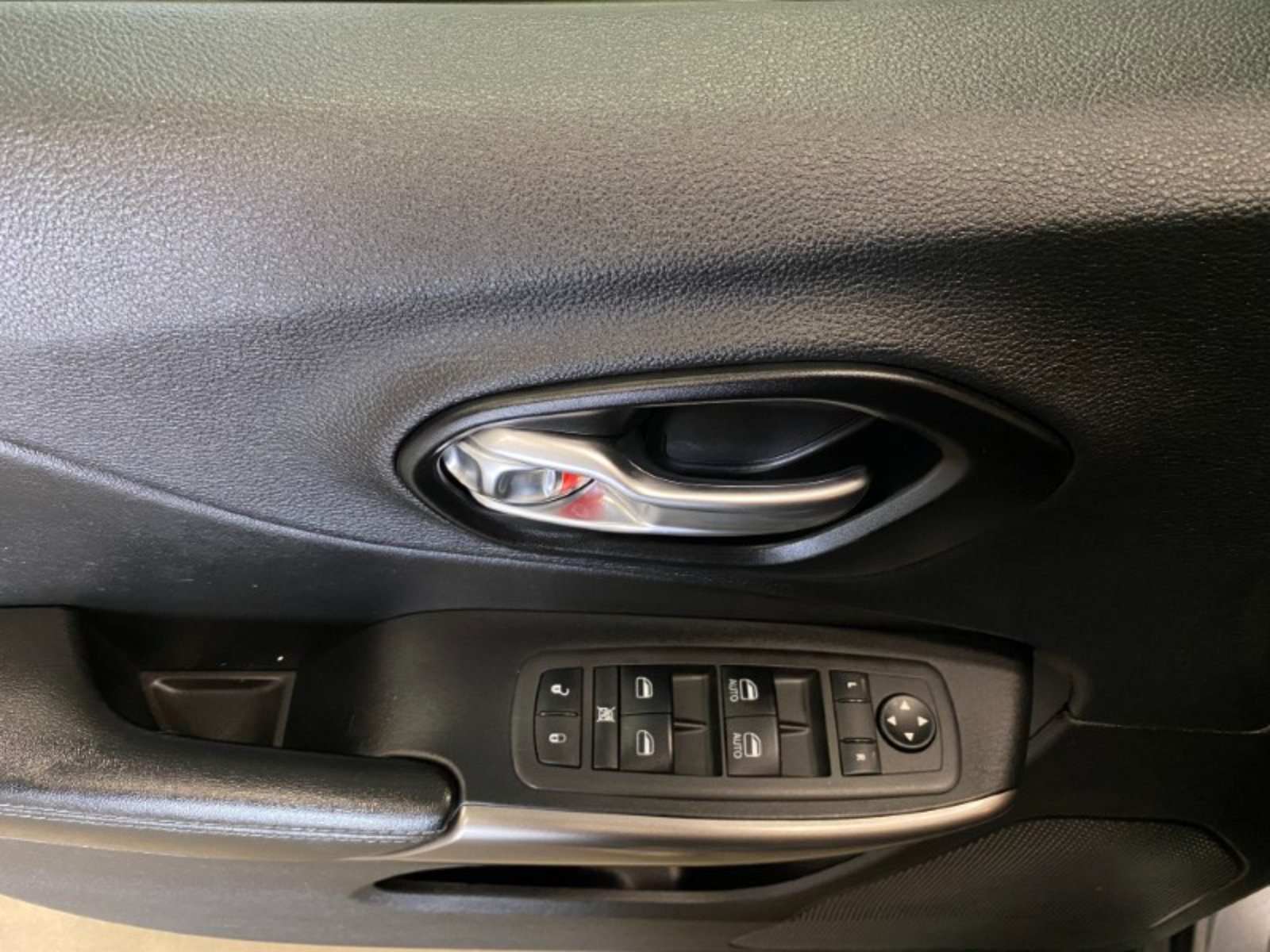 Used 2021 Jeep Cherokee Latitude AWD/4WD image 25