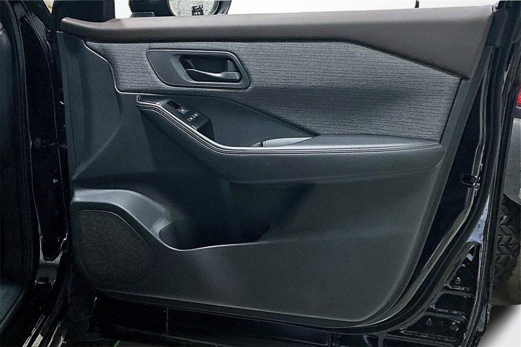 Used 2022 Nissan Rogue S image 26