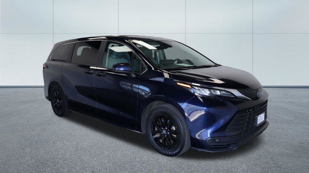 Used 2024 Toyota Sienna LE AWD/4WD image 10
