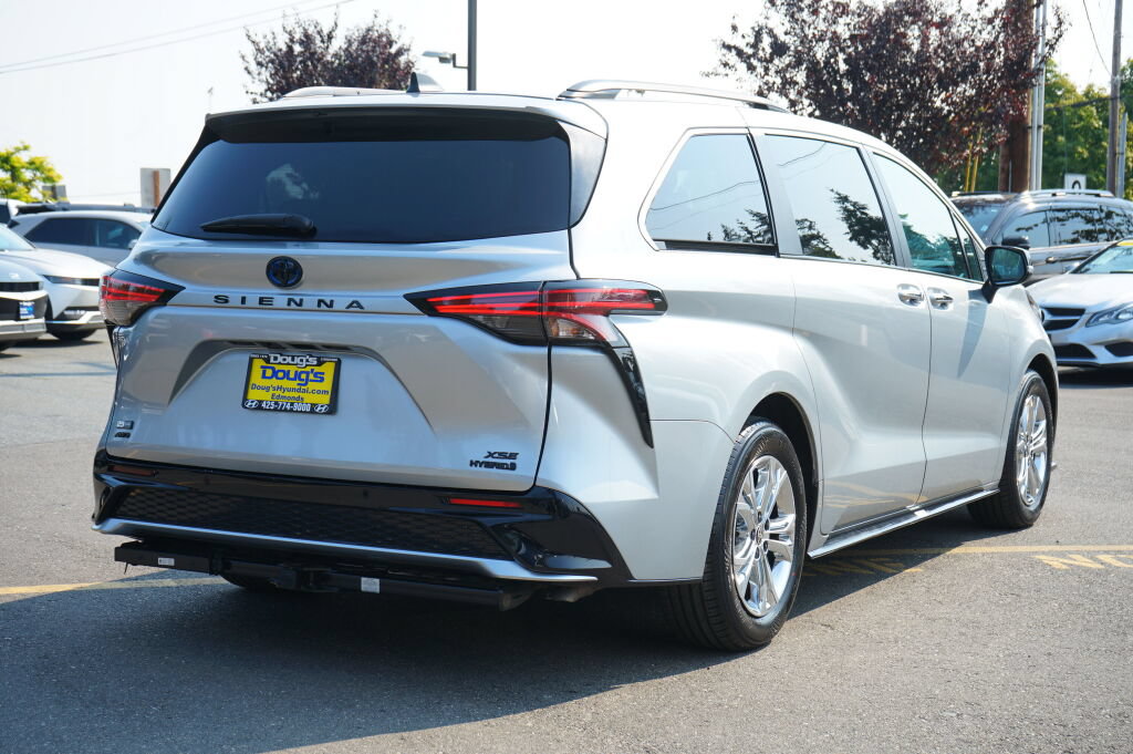 Used 2023 Toyota Sienna XSE AWD/4WD image 5