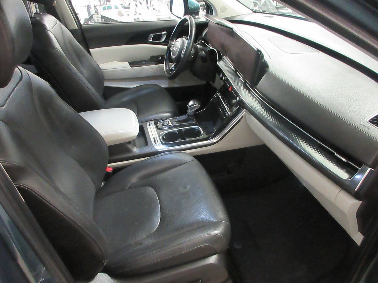 Used 2023 Kia Carnival SX Prestige image 9
