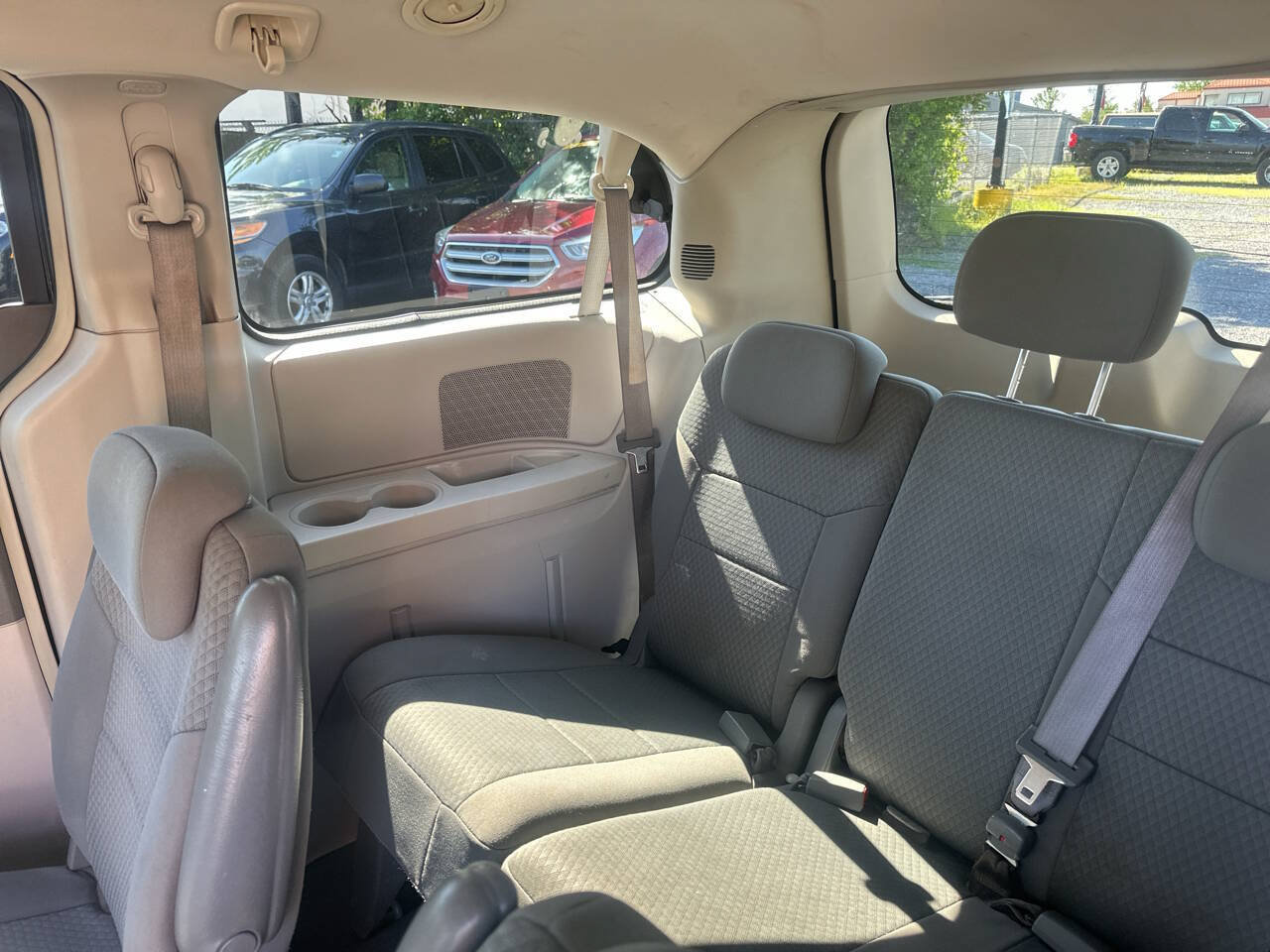 Used 2010 Chrysler Town & Country Touring FWD image 18