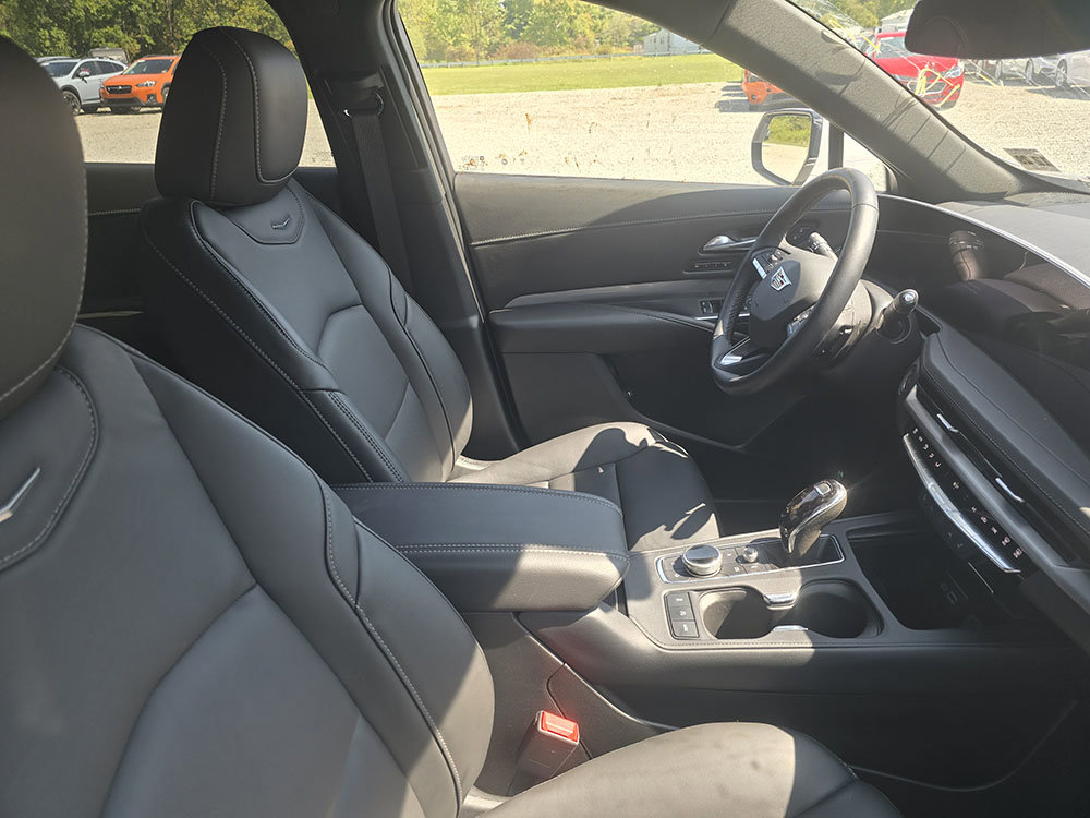 Used 2025 Cadillac XT4 Premium Luxury w/ Cold Weather Package AWD/4WD image 5