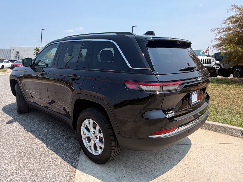 Used 2023 Jeep Grand Cherokee Limited w/ Luxury Tech Group II AWD/4WD image 18