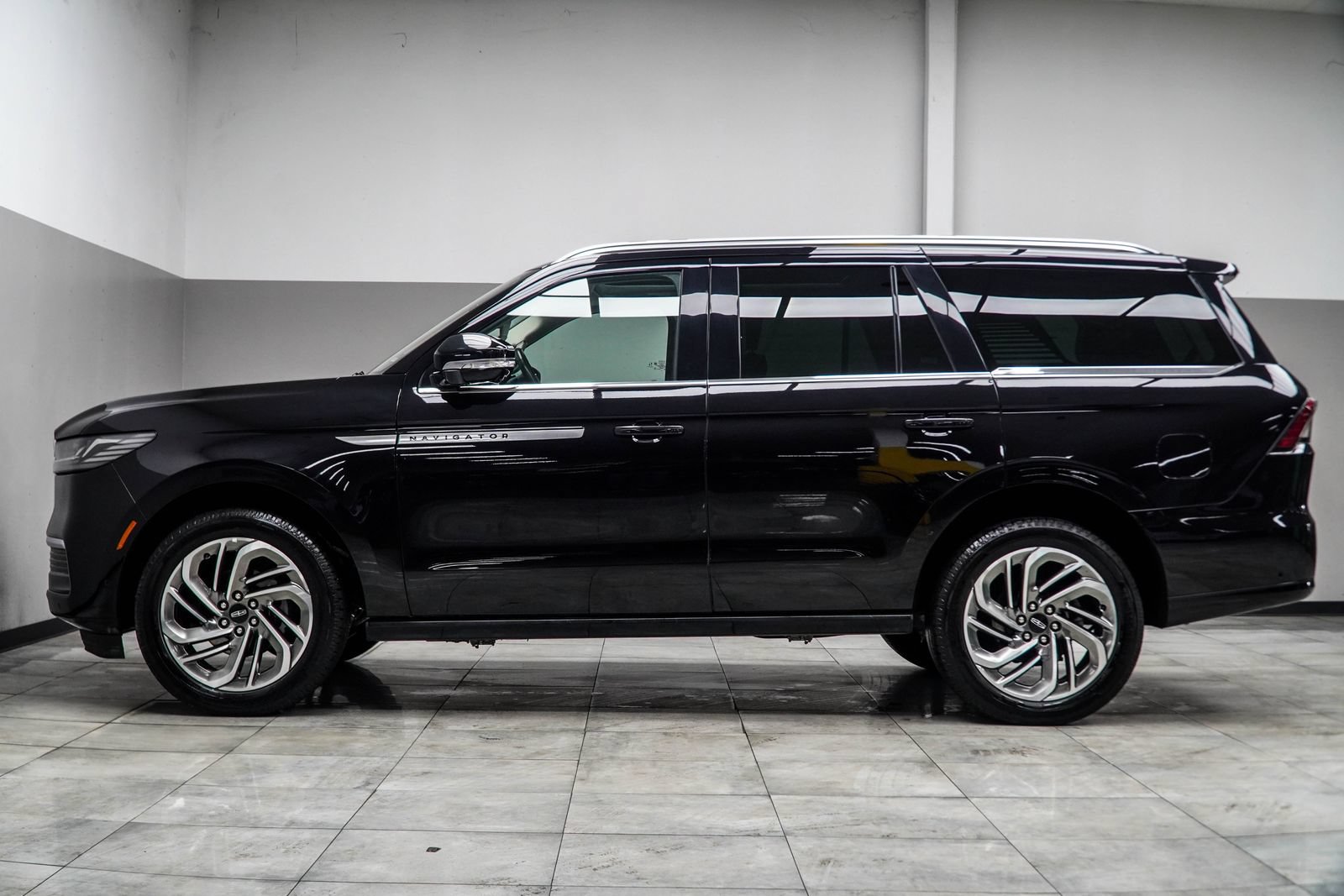 Used 2025 Lincoln Navigator Reserve AWD/4WD image 11