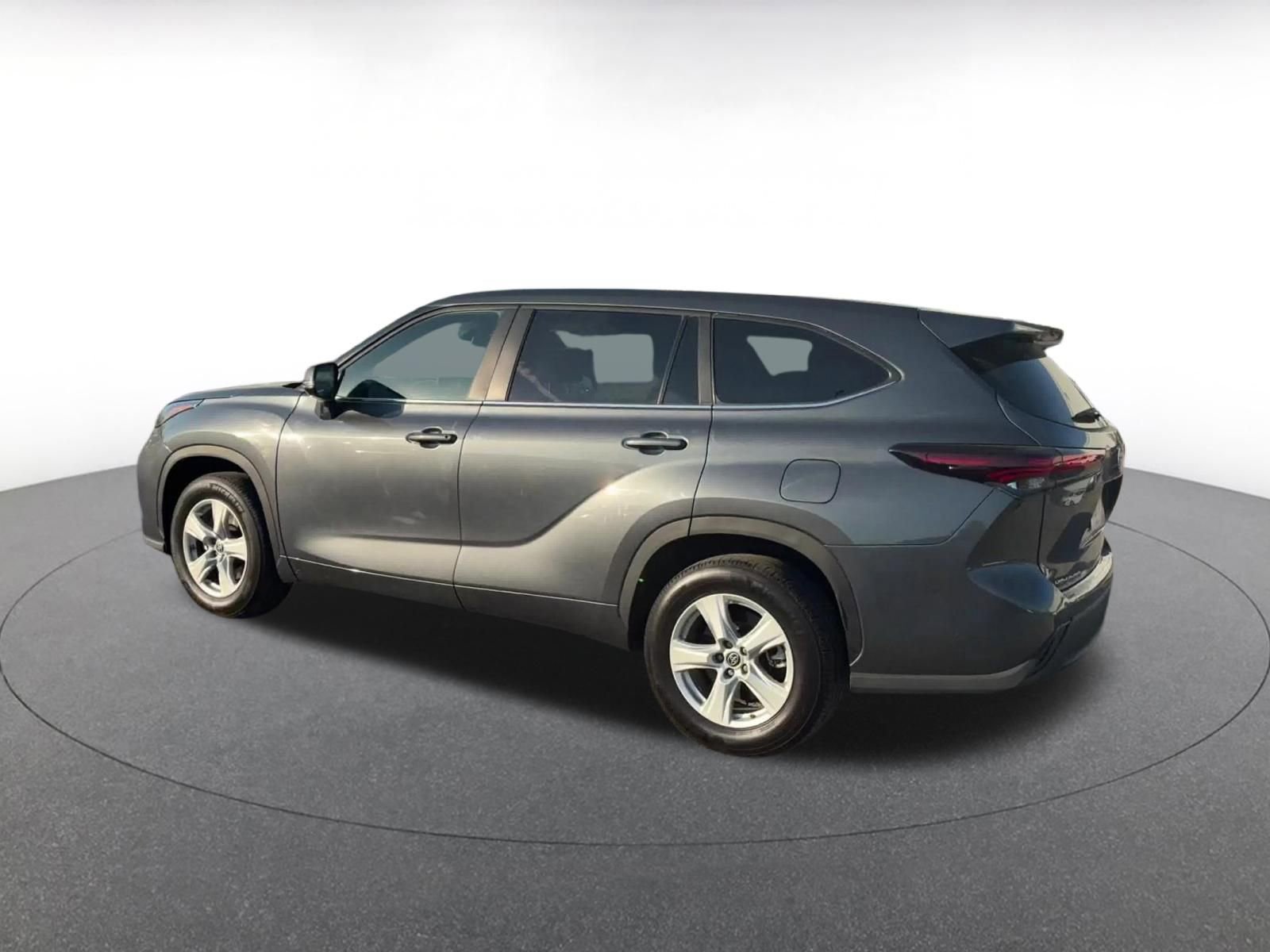 Used 2025 Toyota Highlander LE FWD image 10