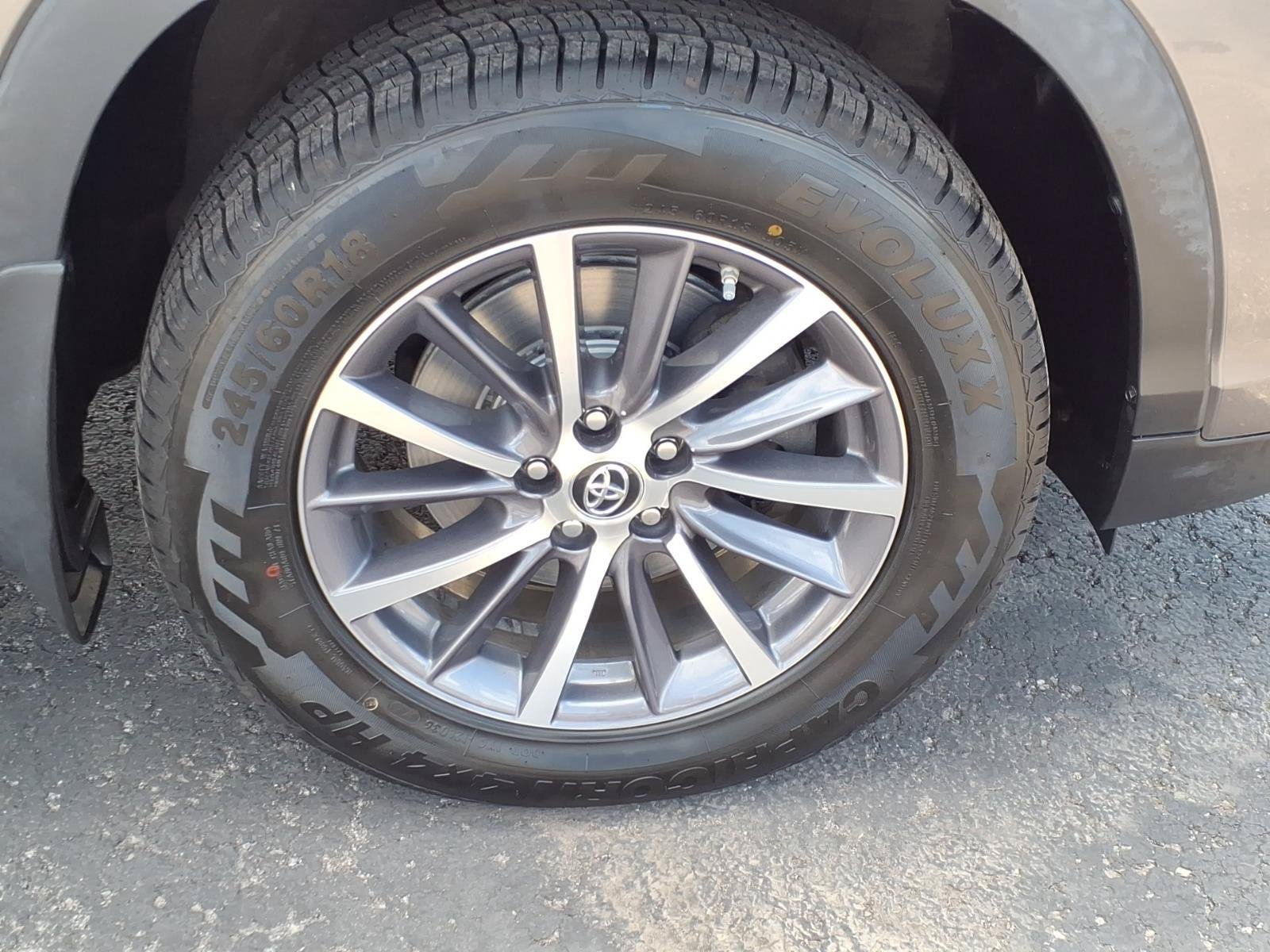 Used 2019 Toyota Highlander XLE AWD/4WD image 9