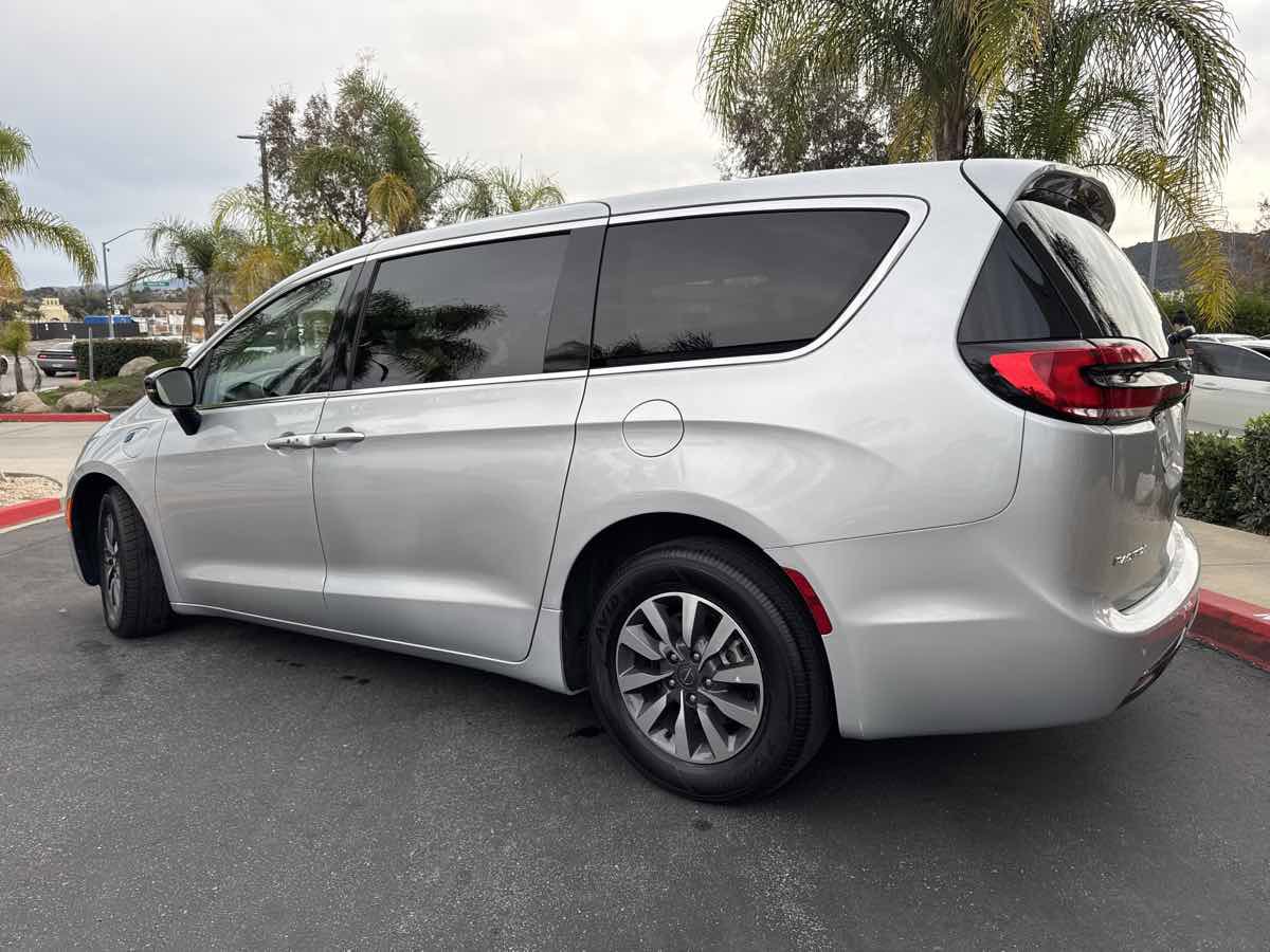 Used 2024 Chrysler Pacifica Select FWD image 10