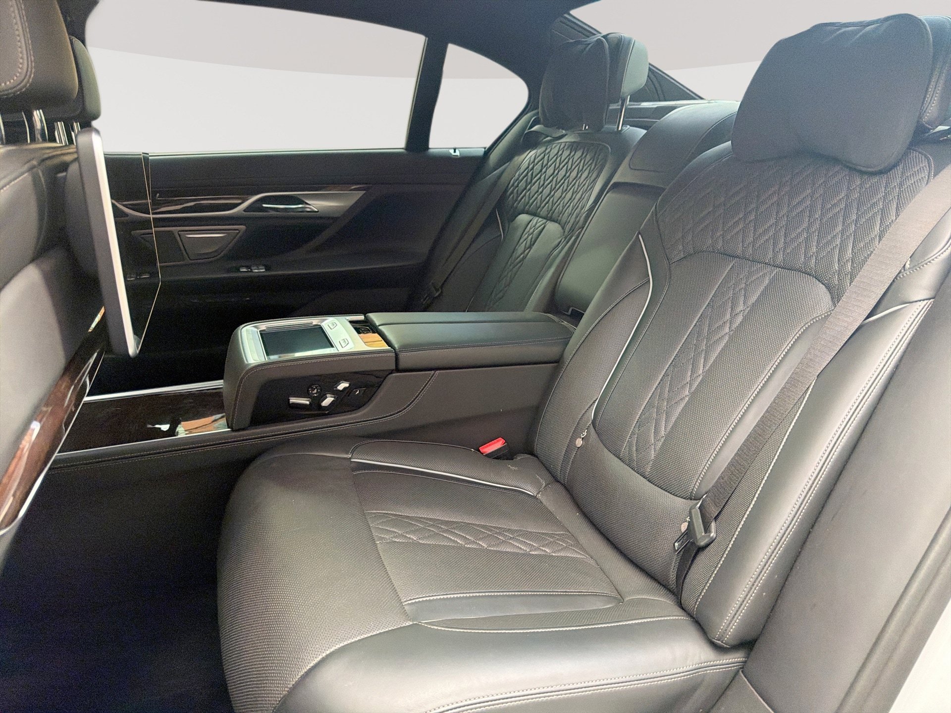 Used 2019 BMW 750i RWD image 26