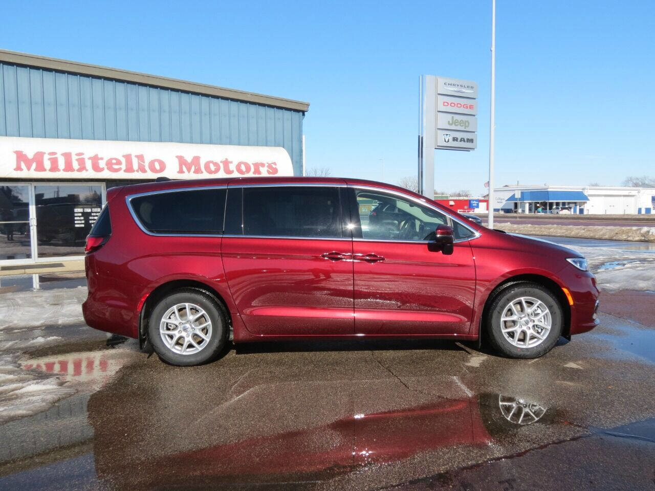 Used 2023 Chrysler Pacifica Touring-L image 1