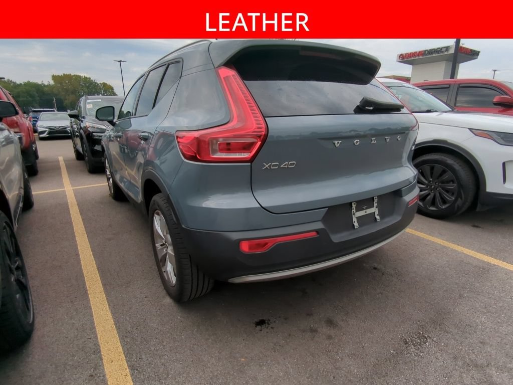 Used 2022 Volvo XC40 T4 Momentum FWD image 4