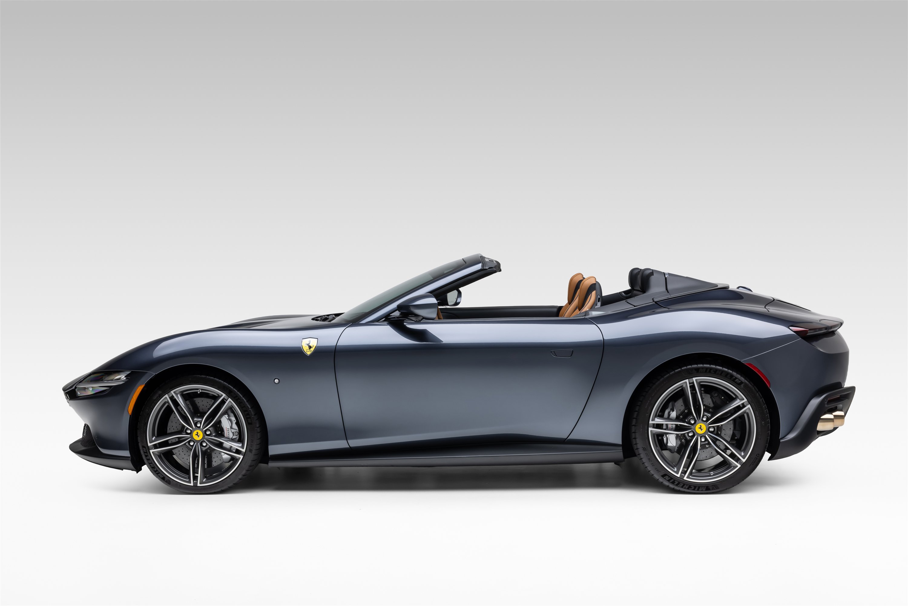 Used 2025 Ferrari Roma Spider RWD image 3