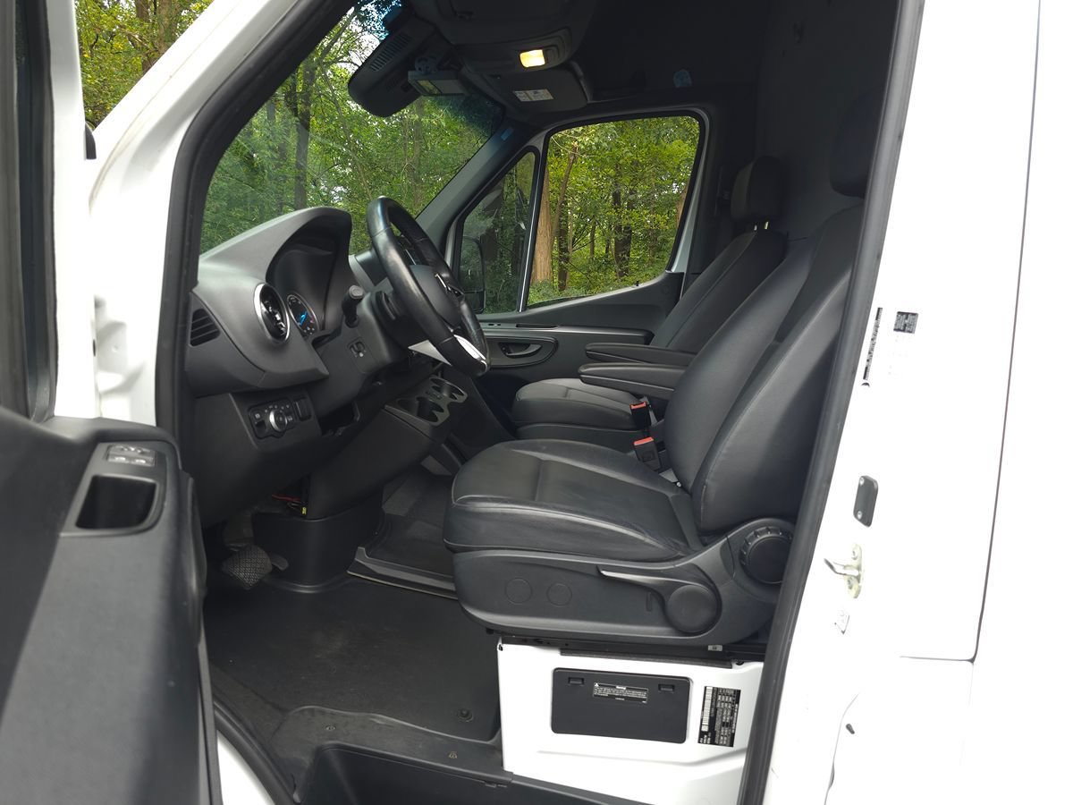 Used 2024 Mercedes-Benz eSprinter 170 Cargo image 11