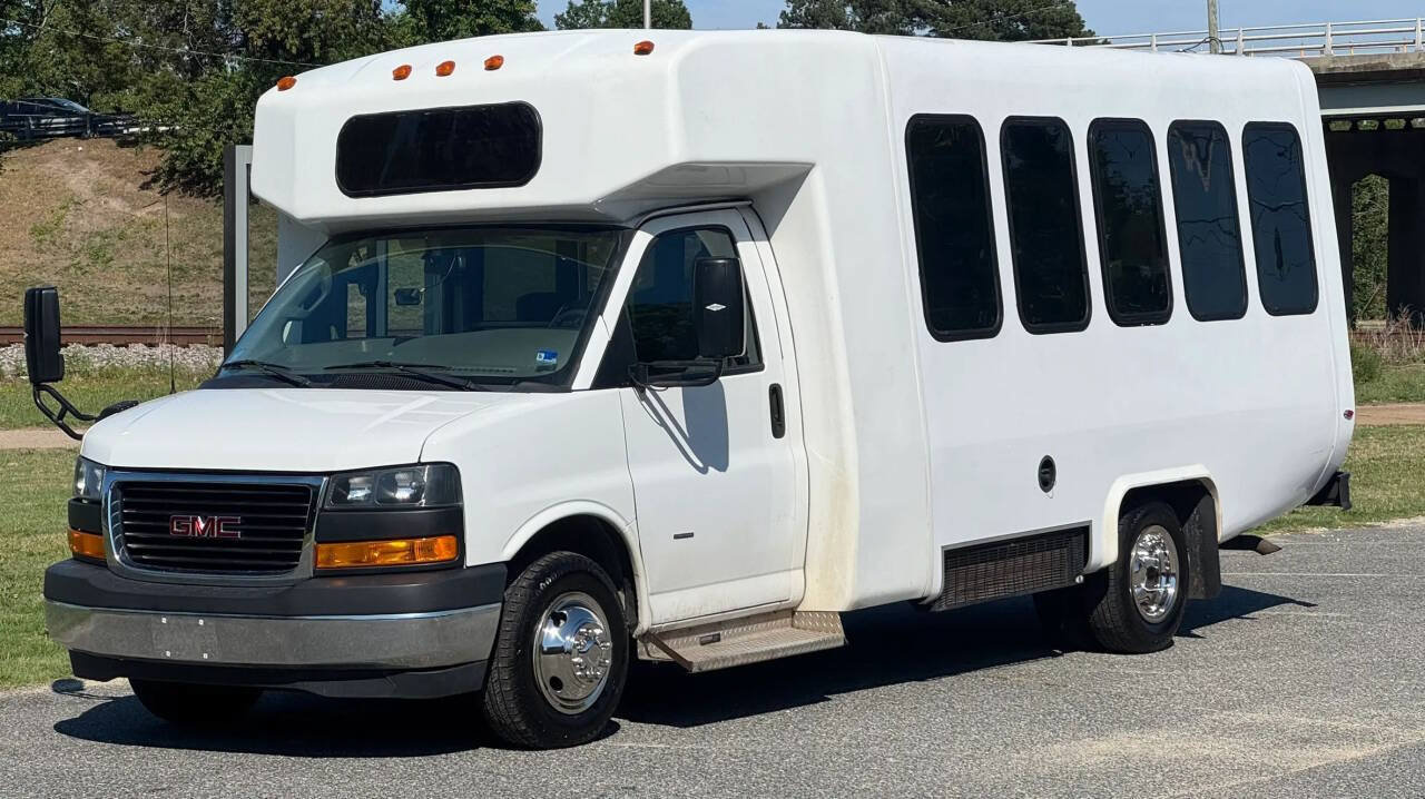 Used 2023 GMC Savana 3500 w/ Shuttle Bus Package RWD image 1