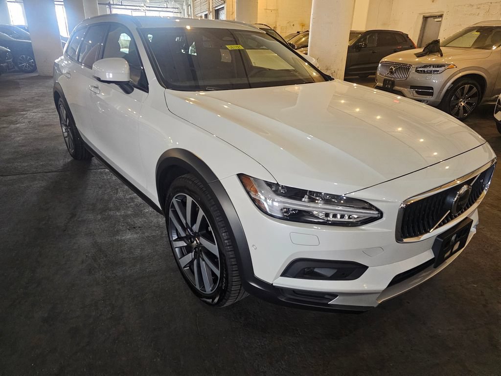 Certified 2025 Volvo V90 B6 Cross Country Plus AWD/4WD image 5
