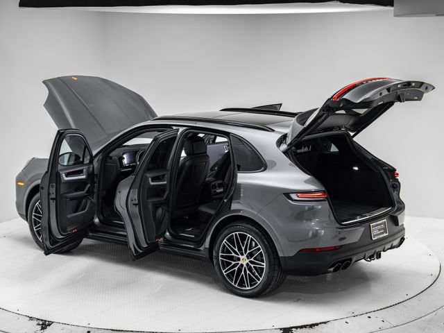 Certified 2024 Porsche Cayenne AWD/4WD image 38