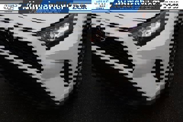 Used 2021 Toyota RAV4 LE image 10