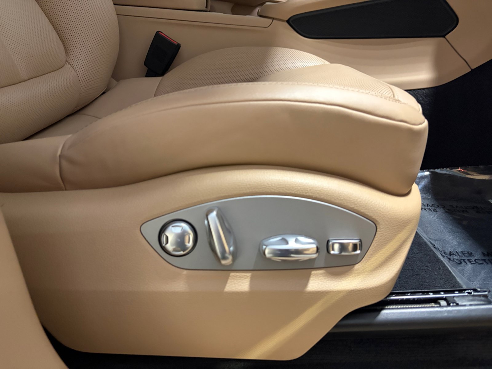 Certified 2023 Porsche Macan Turbo AWD/4WD image 30