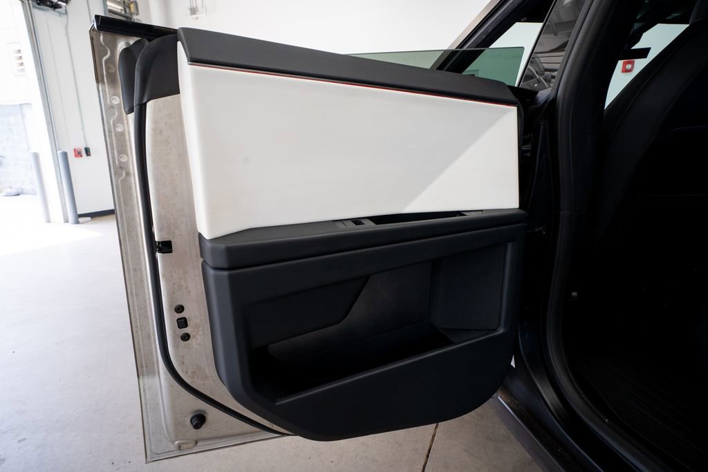 Used 2024 Tesla Cybertruck AWD Crew Cab image 31