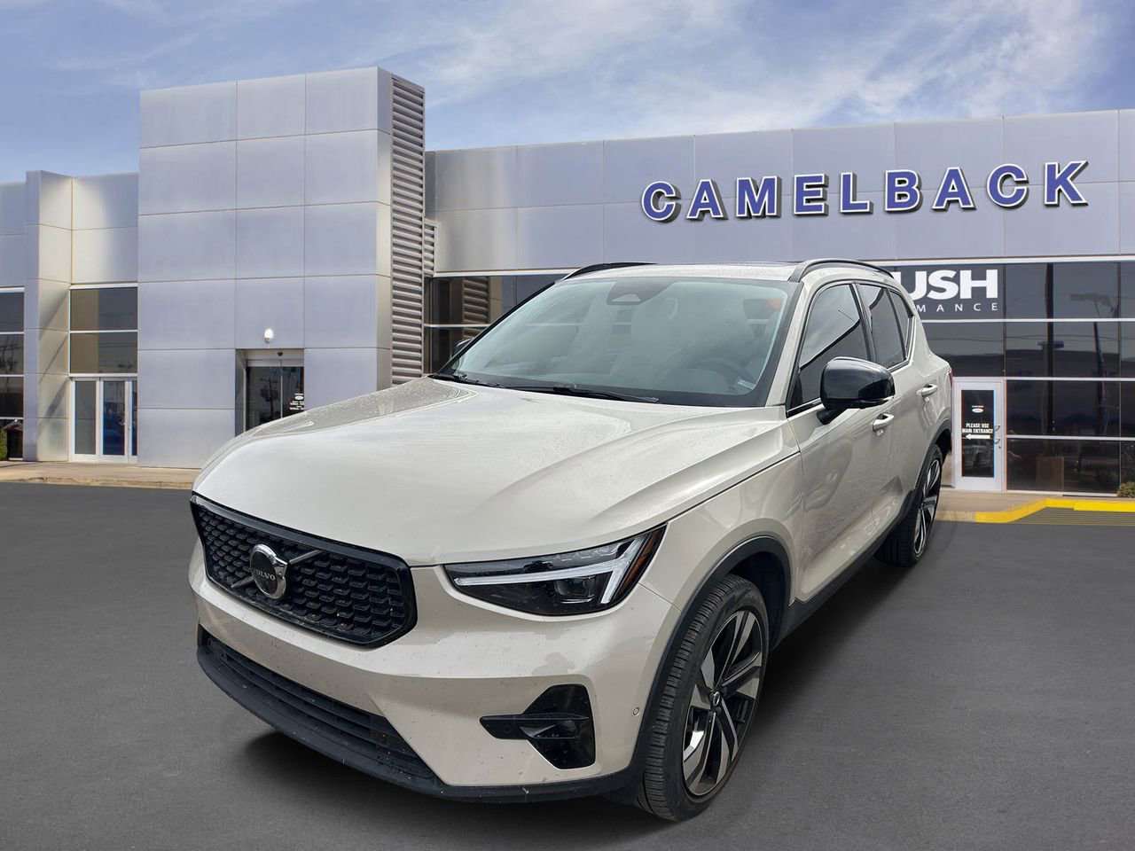 Used 2025 Volvo XC40 B5 Plus w/ Climate Package image 2