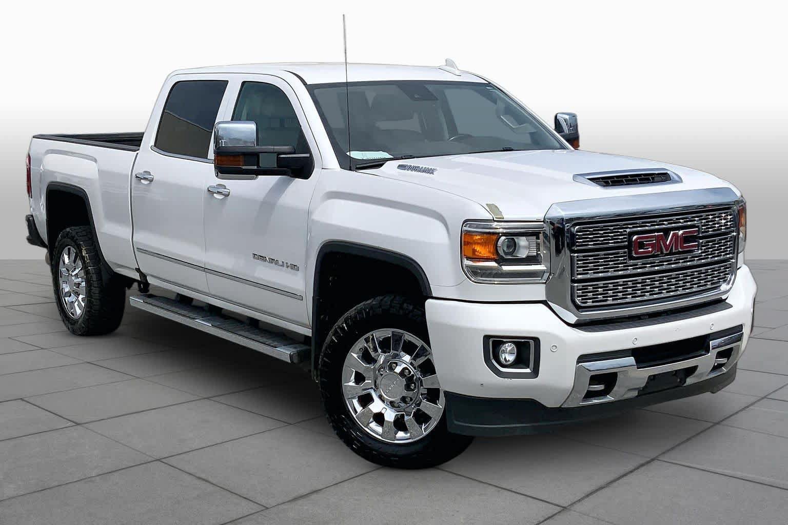 Used 2019 GMC Sierra 2500 Denali w/ Duramax Plus Package AWD/4WD image 3