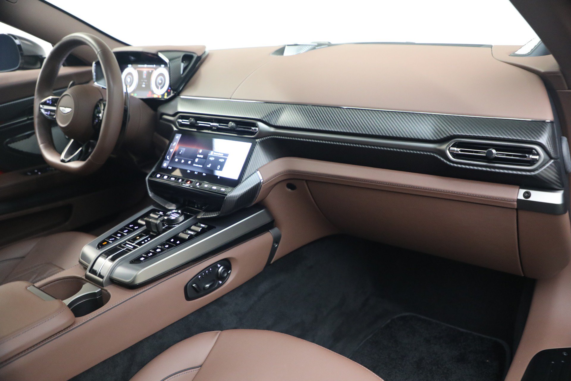 Used 2025 Aston Martin Vanquish RWD image 27