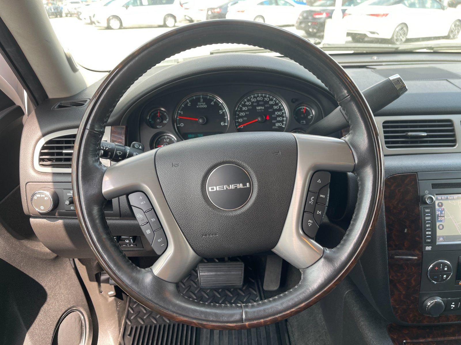 Used 2013 GMC Yukon XL Denali image 28