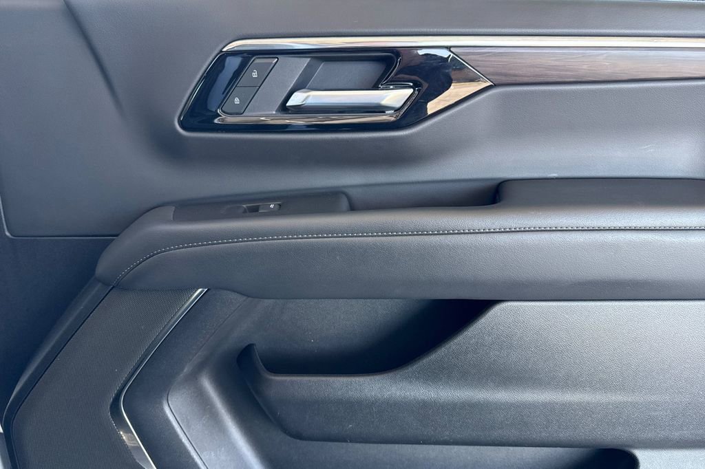 Used 2025 Chevrolet Suburban LT image 27