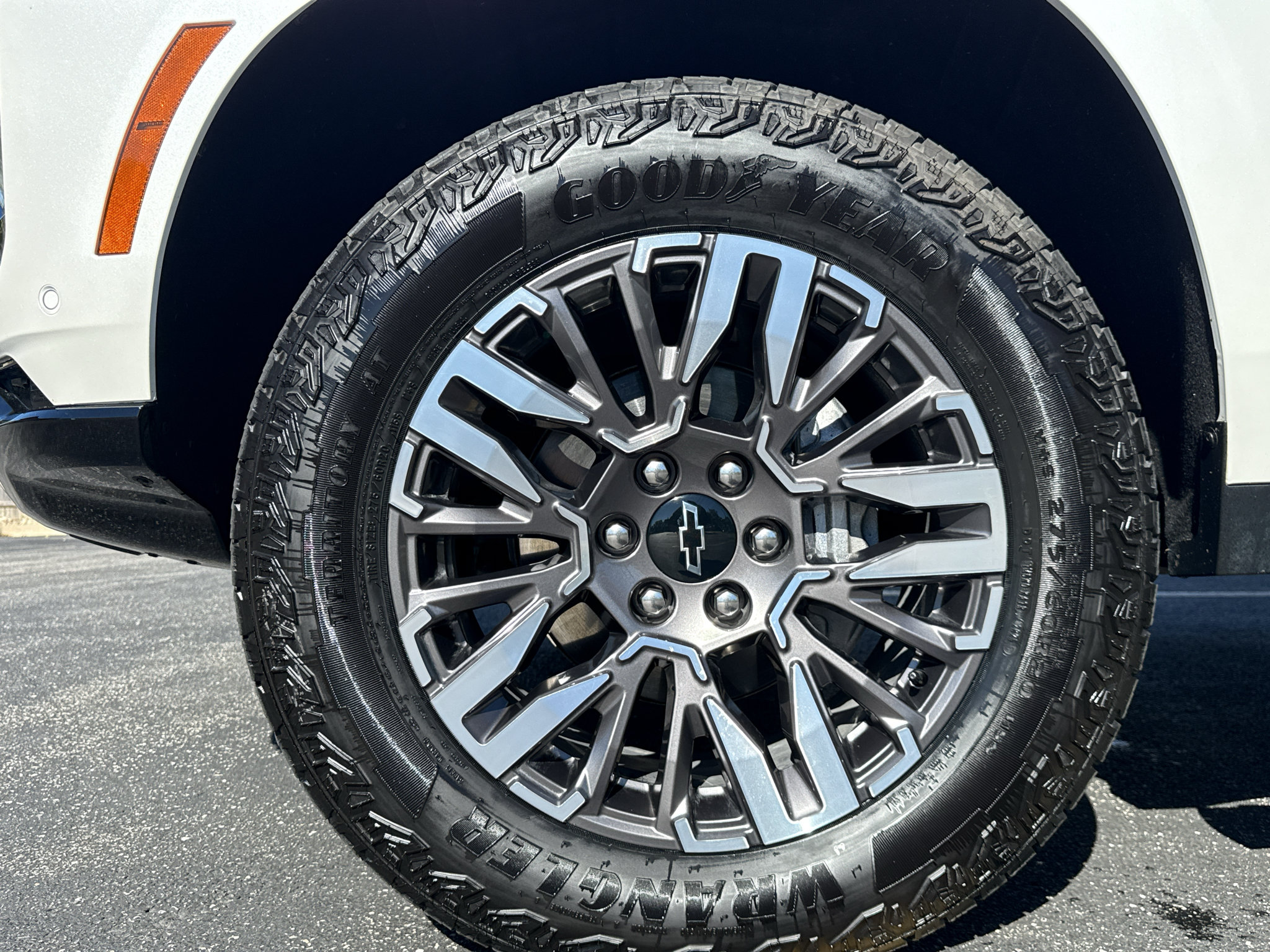 Used 2025 Chevrolet Suburban Z71 w/ Z71 Off-Road Package AWD/4WD image 12