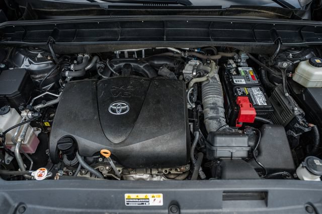 Used 2020 Toyota Highlander XLE AWD/4WD image 18