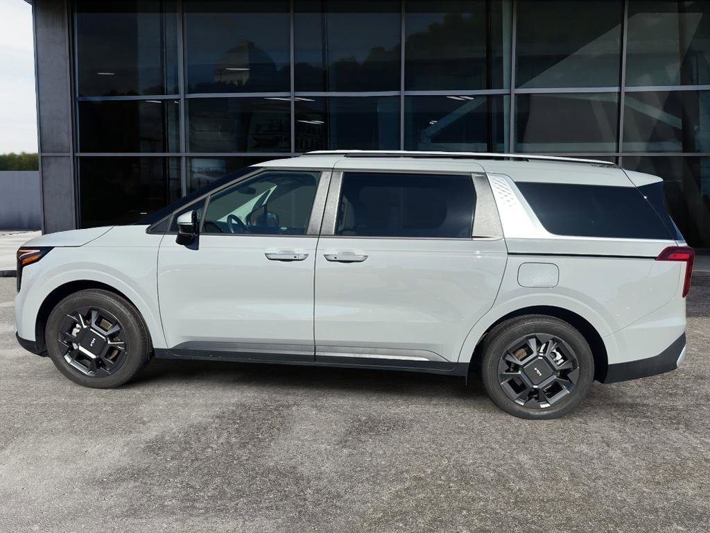 Used 2025 Kia Carnival EX image 8