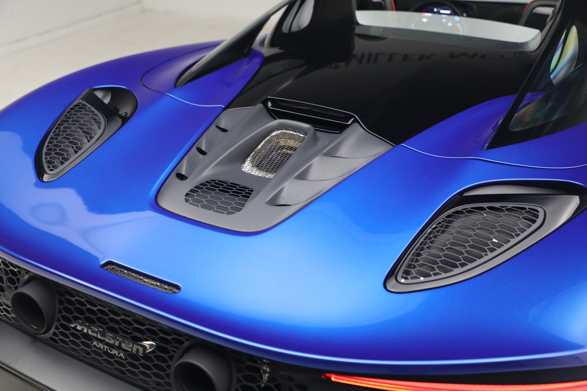 Used 2025 McLaren Artura Spider image 40