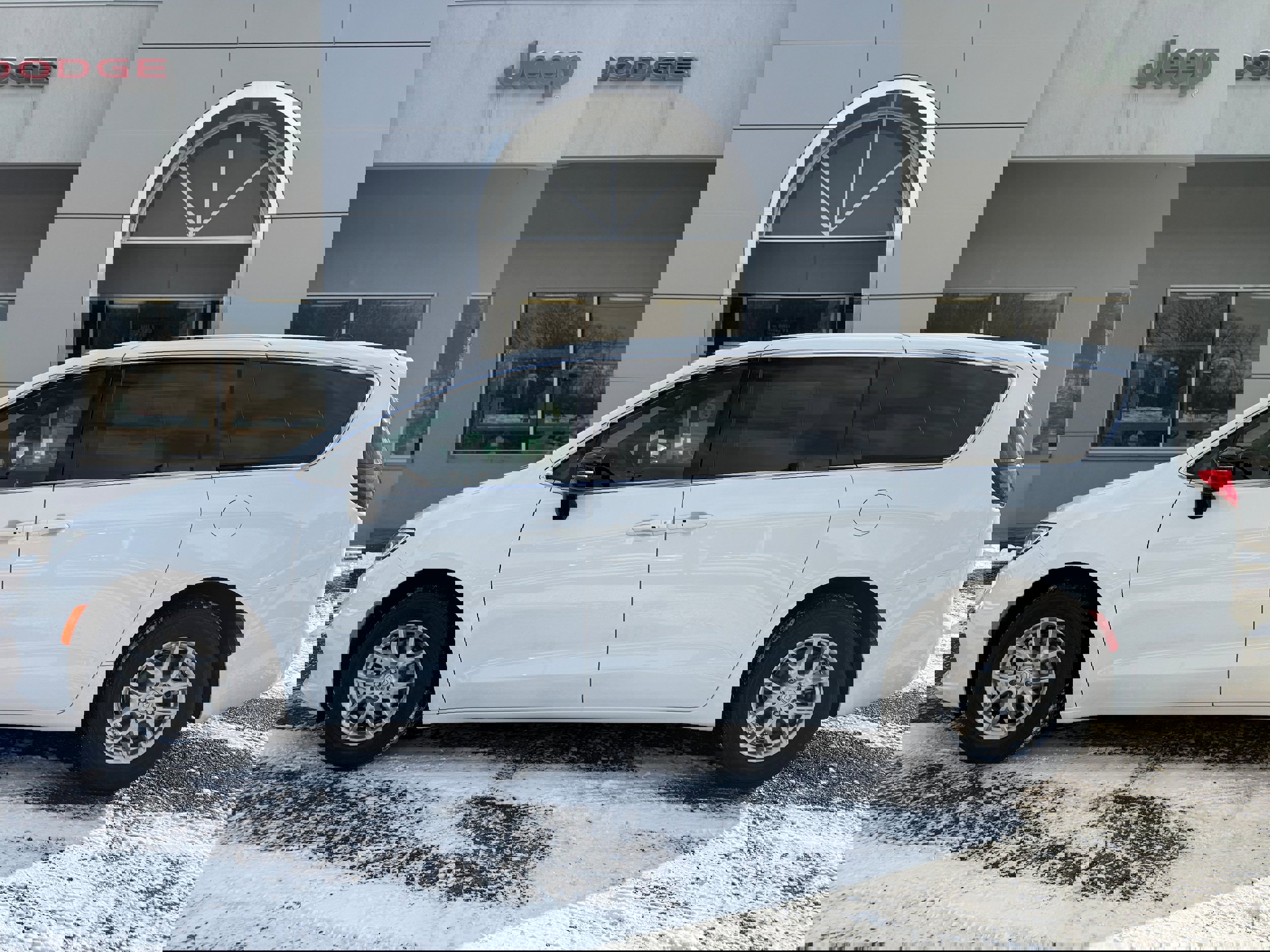 New 2026 Chrysler Pacifica Select image 2