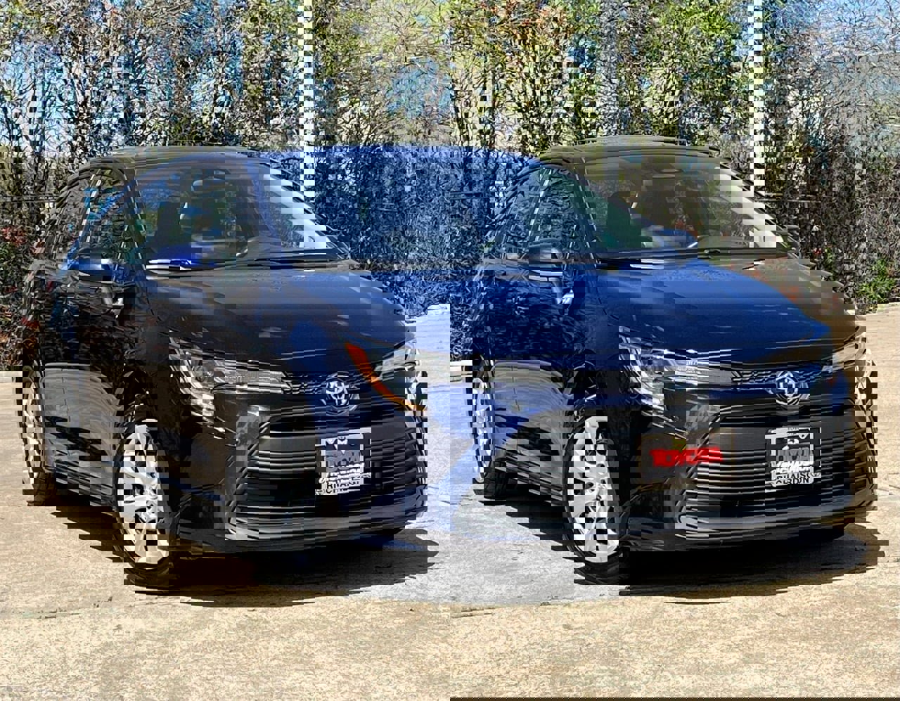 Used 2024 Toyota Corolla LE image 2