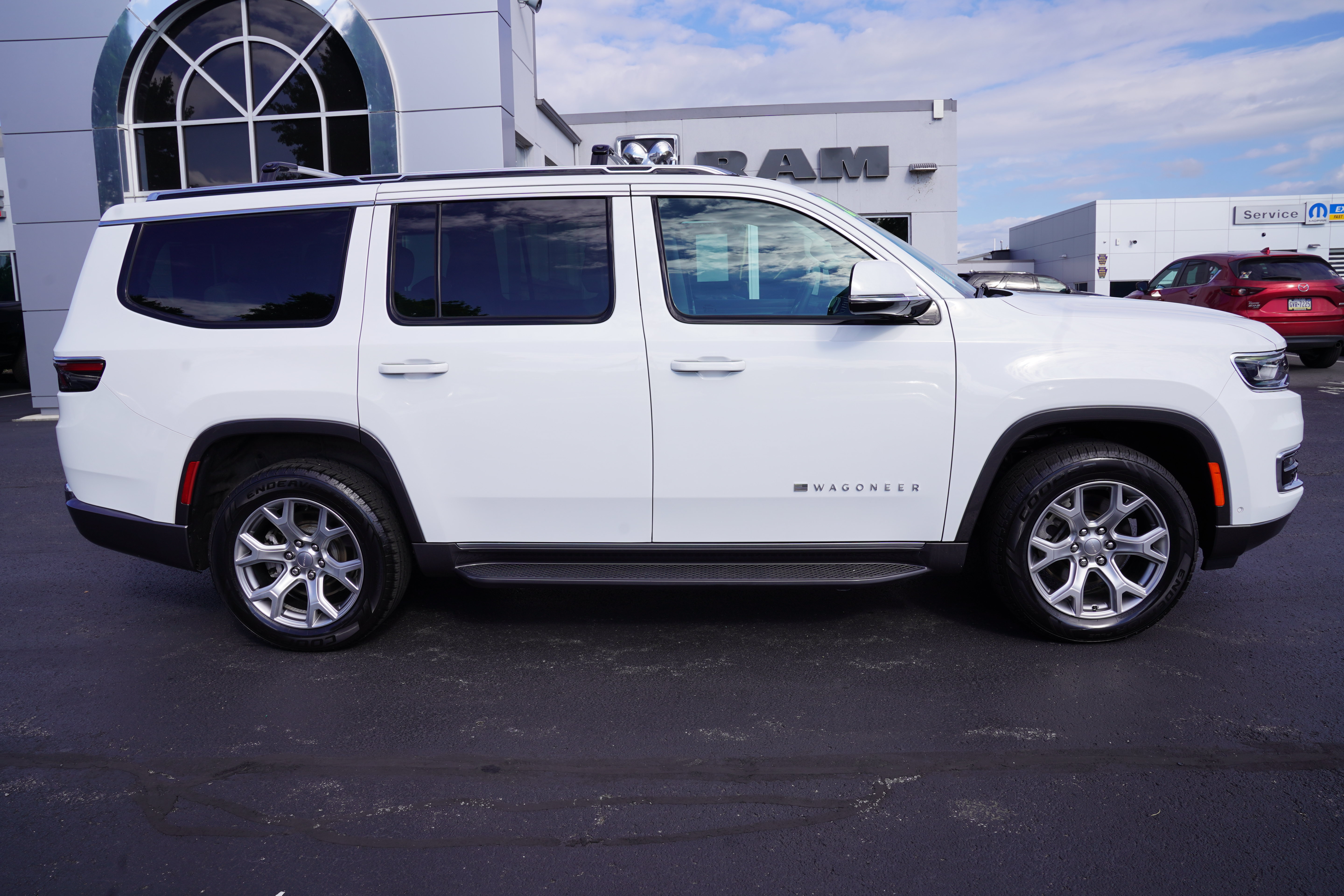 Used 2022 Jeep Wagoneer Series II AWD/4WD image 2