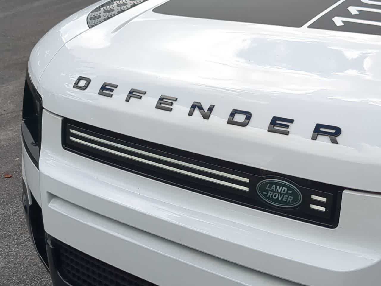Certified 2025 Land Rover Defender 110 V8 AWD/4WD image 13