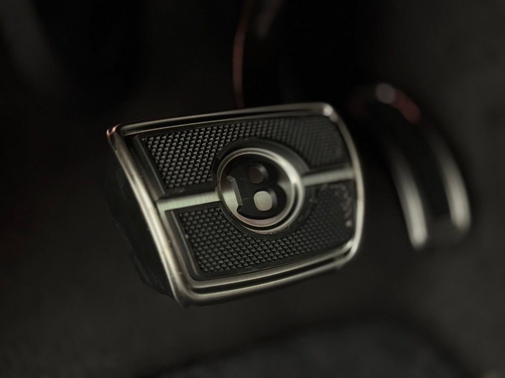 Used 2025 Bentley Bentayga image 14