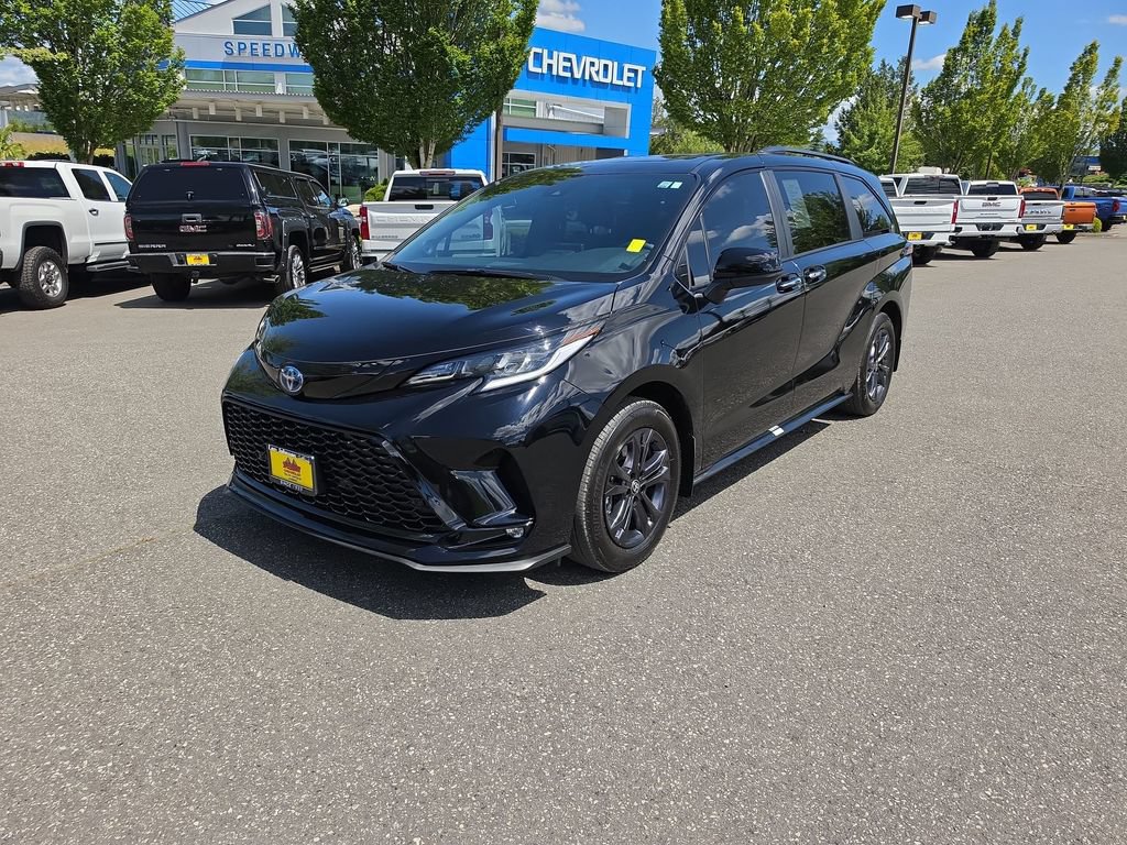 Used 2025 Toyota Sienna XSE AWD/4WD image 2