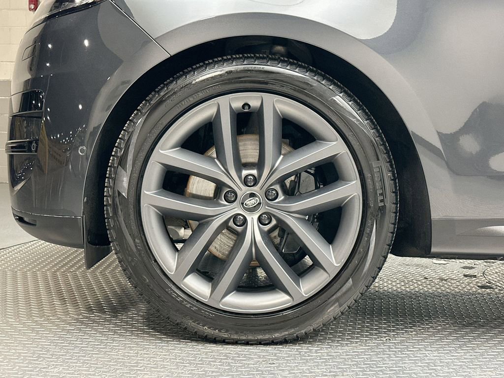 Used 2025 Land Rover Range Rover Sport SE image 17