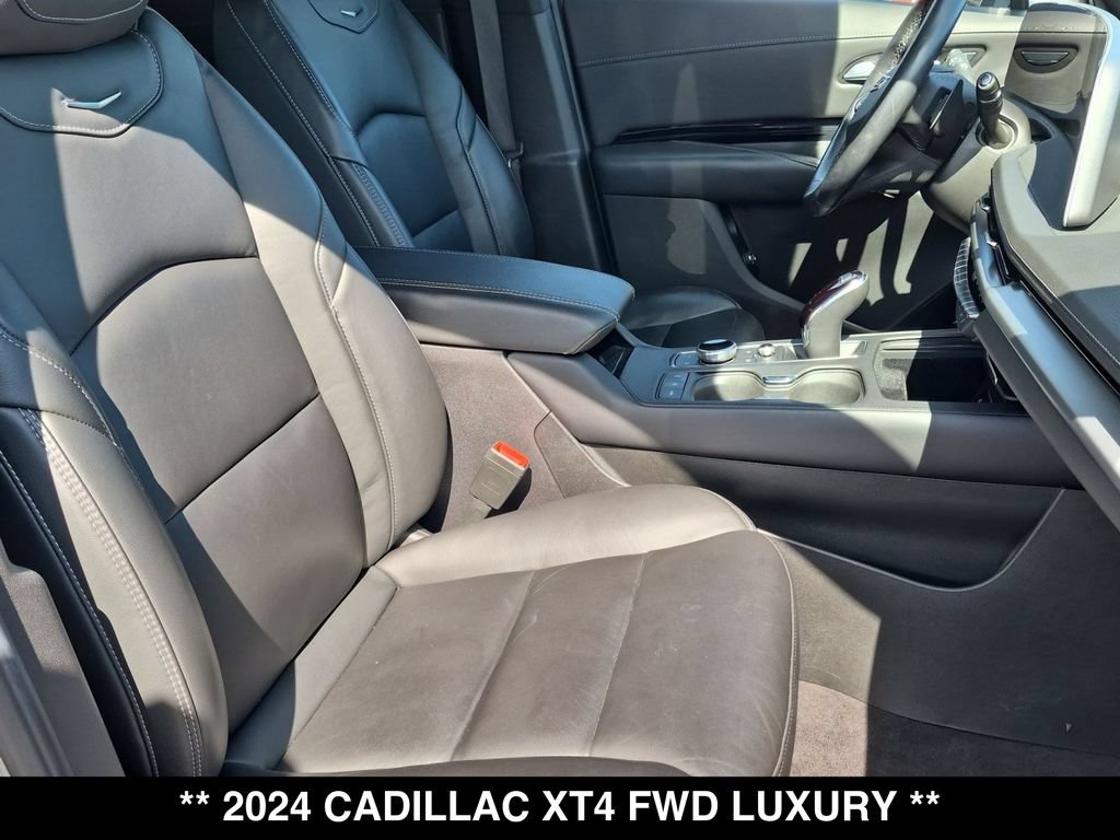 Used 2024 Cadillac XT4 Luxury w/ Cold Weather Package FWD image 27
