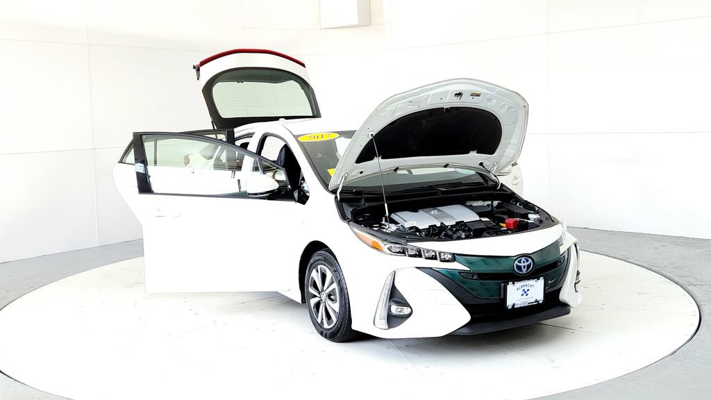 Used 2017 Toyota Prius Prime Advanced w/ Carpet Mat Package FWD image 9