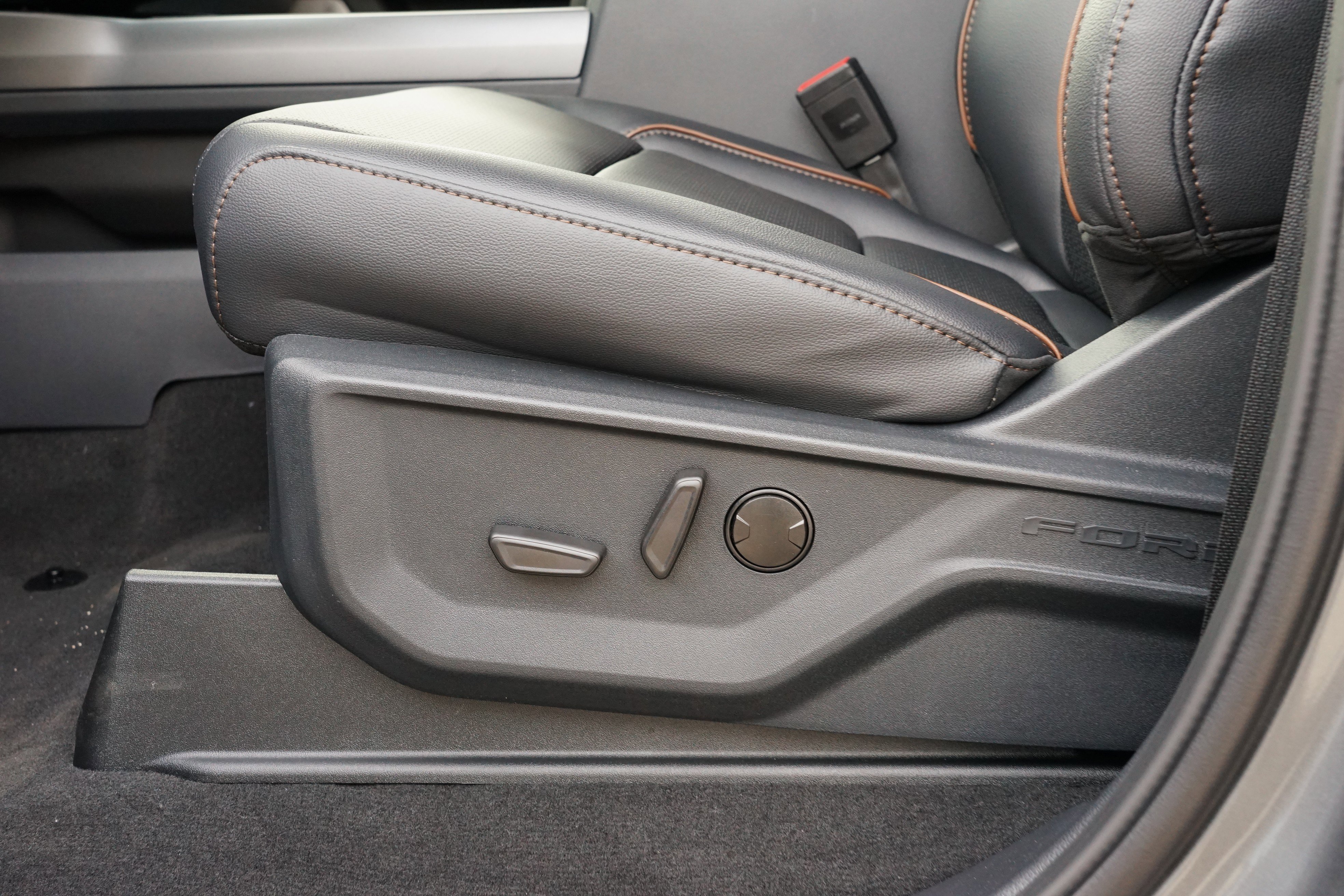 New 2026 Ford F350 Lariat w/ Black Appearance Package image 16