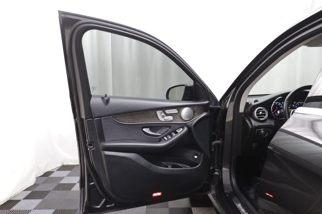 Used 2020 Mercedes-Benz GLC 300 4MATIC image 4